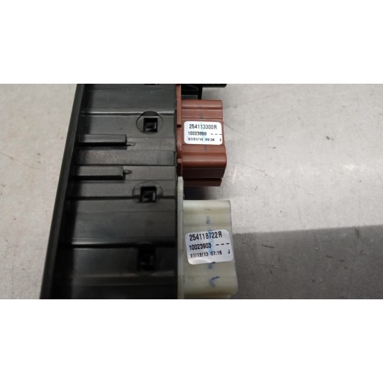 INTERRUTTORI E PULSANTI ALZAVETRI RENAULT Captur 2013>2017 usato