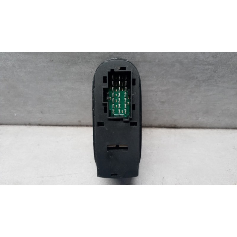 DAF INTERRUTTORI E PULSANTI ALZAVETRI DAF XF106 usato