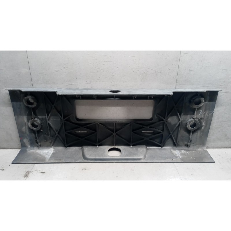 MERCEDES-BENZ truck PARAURTI CENTRALE ANTERIORE MERCEDES-BENZ truck LK/LN2 84> usato