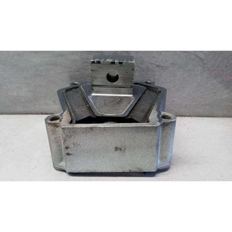 IVECO SUPPORTO CAMBIO IVECO TRAKKER 2013> usato