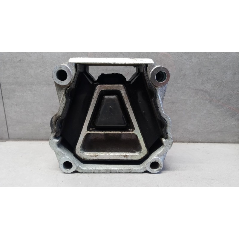 IVECO SUPPORTO CAMBIO IVECO TRAKKER 2013> usato