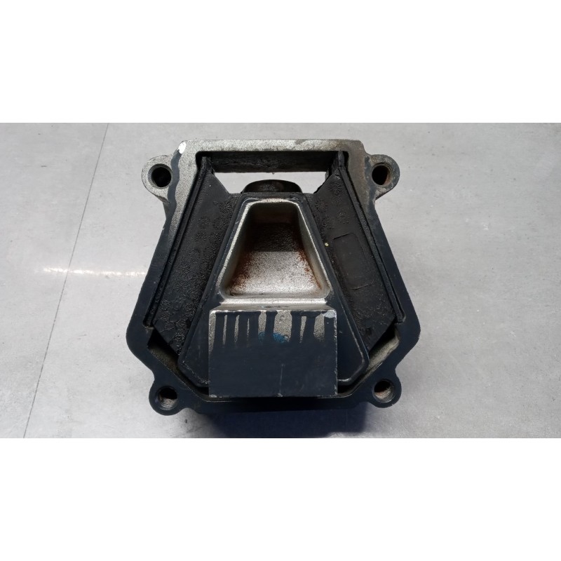 IVECO SUPPORTO CAMBIO IVECO TRAKKER 2013> usato