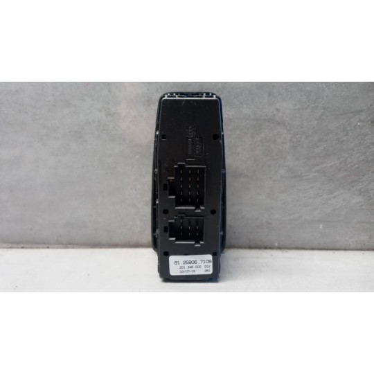 INTERRUTTORI E PULSANTI ALZAVETRI MAN TGX  usato