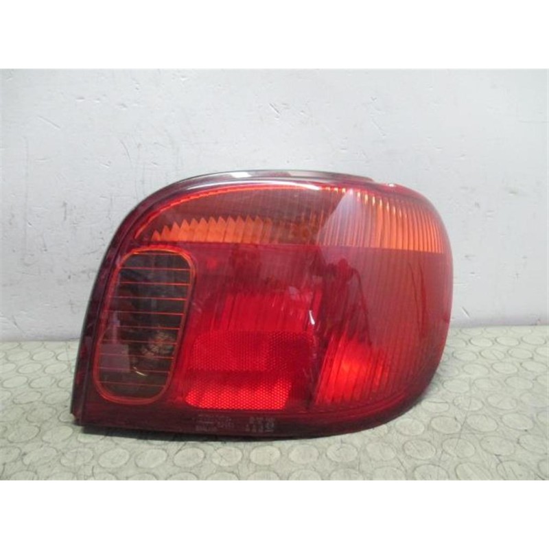 TOYOTA FARO POSTERIORE ESTERNO DESTRO TOYOTA Yaris 2003>2005 usato
