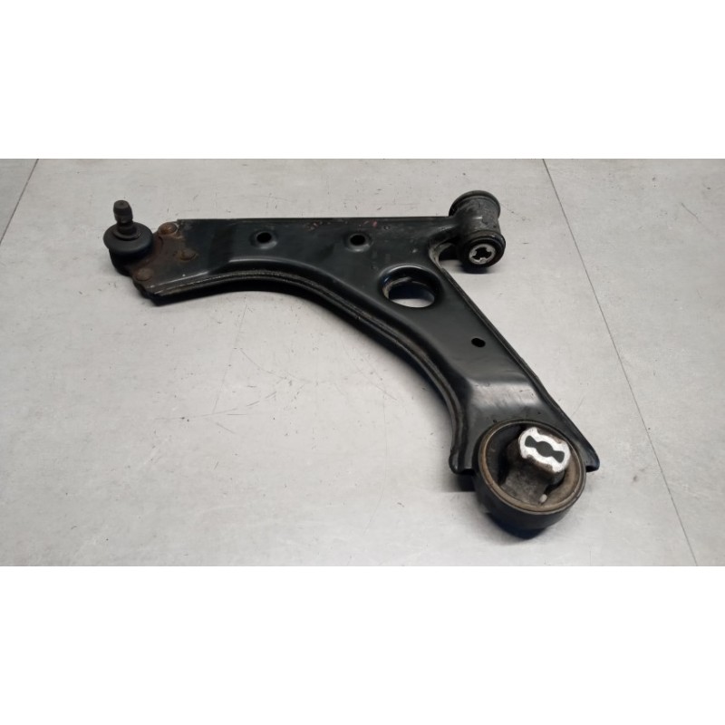 FIAT BRACCIO OSCILLANTE ANTERIORE INFERIORE SINISTRO FIAT Qubo 2008>2014 usato