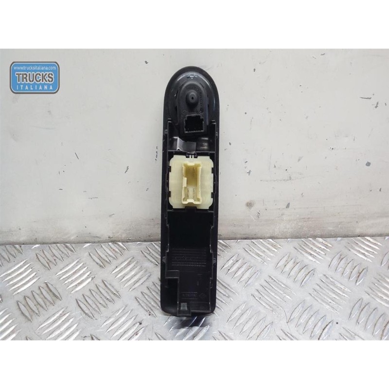 RENAULT INTERRUTTORI E PULSANTI ALZAVETRI RENAULT Clio 2012>2016 usato