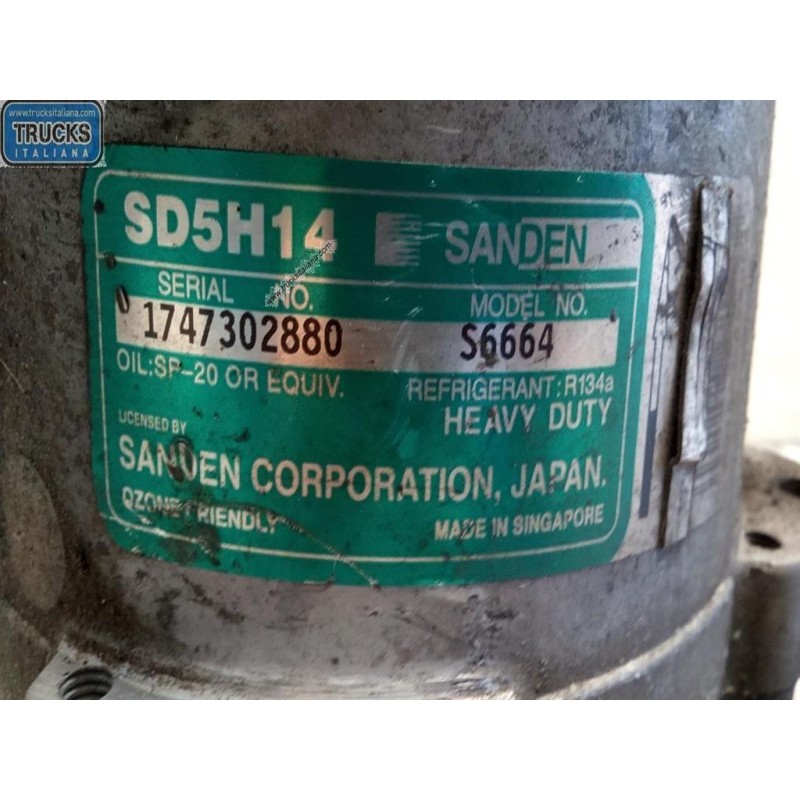 VOLVO truck AIR CONDITIONER COMPRESSOR VOLVO truck FL6 used