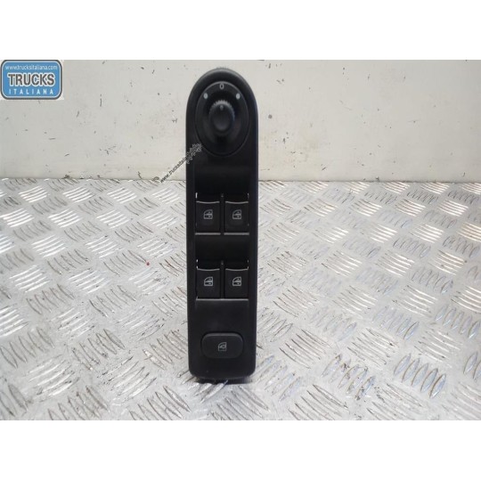 INTERRUTTORI E PULSANTI ALZAVETRI RENAULT Captur 2013>2017 usato