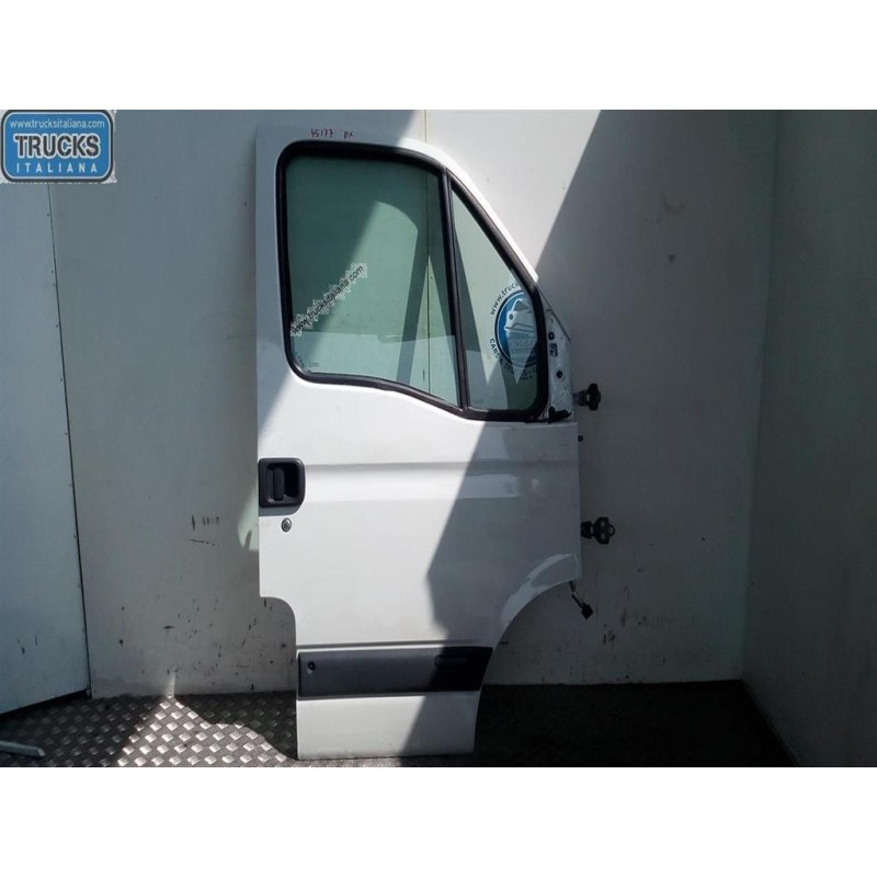 RENAULT van RIGHT FRONT DOOR  RENAULT van Mascott used