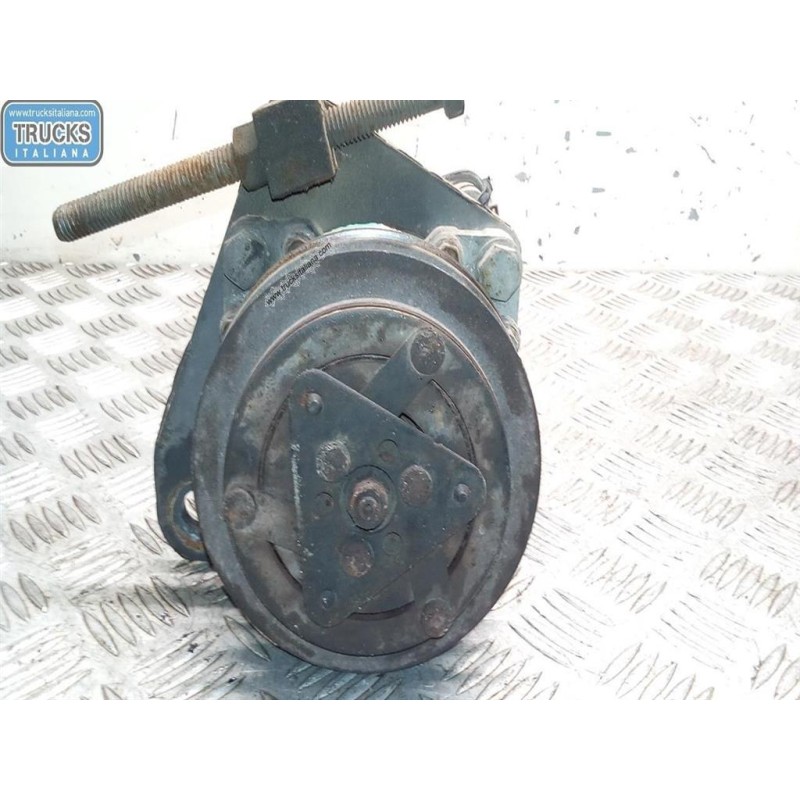 RENAULT truck AIR CONDITIONER COMPRESSOR RENAULT truck Midlum used