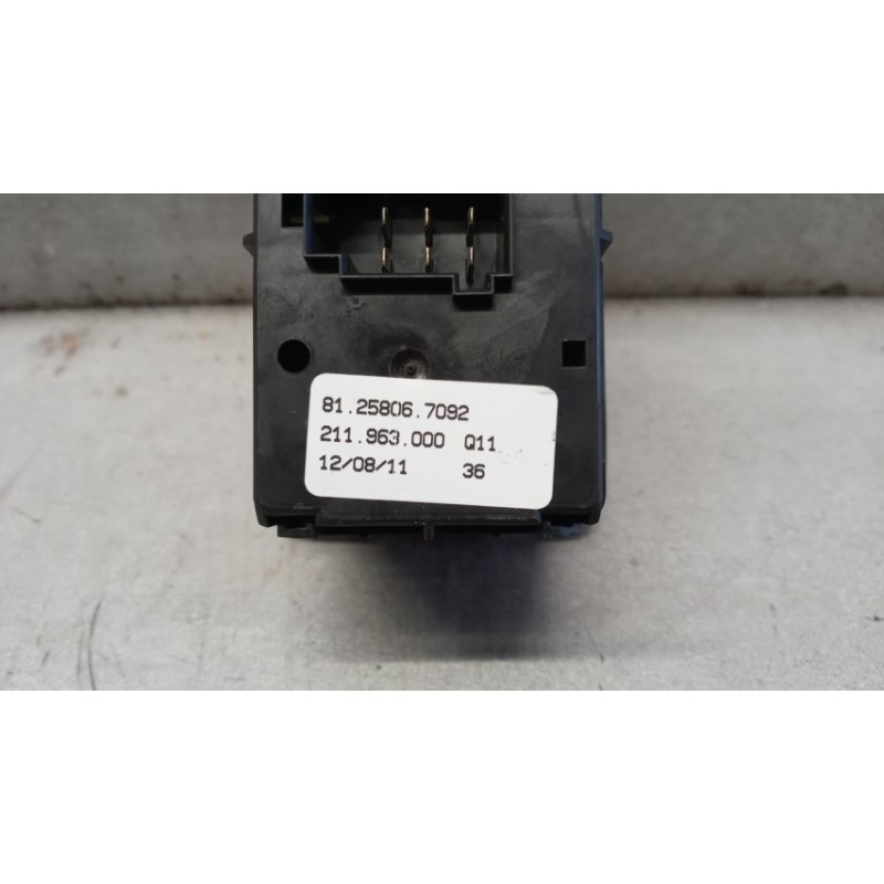 MAN INTERRUTTORI E PULSANTI ALZAVETRI MAN TGX  usato