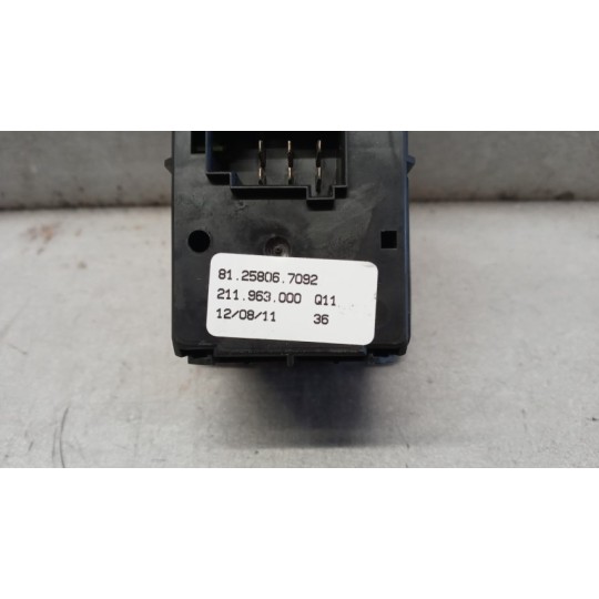 INTERRUTTORI E PULSANTI ALZAVETRI MAN TGX  usato