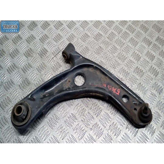 BRACCIO OSCILLANTE ANTERIORE INFERIORE DESTRO TOYOTA Yaris 2005>2008 usato