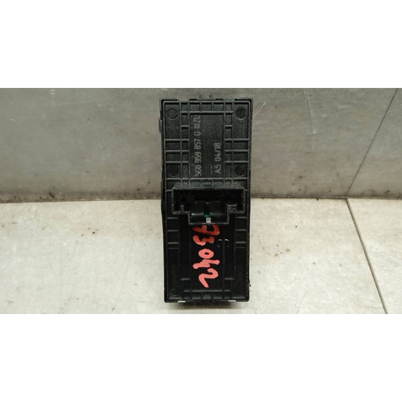 VOLKSWAGEN INTERRUTTORI E PULSANTI ALZAVETRI VOLKSWAGEN Polo 2017>2021 usato