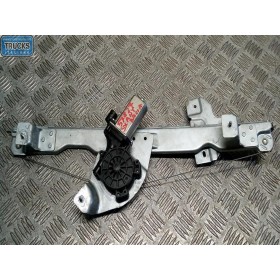 ALZA VETRI ANTERIORI...