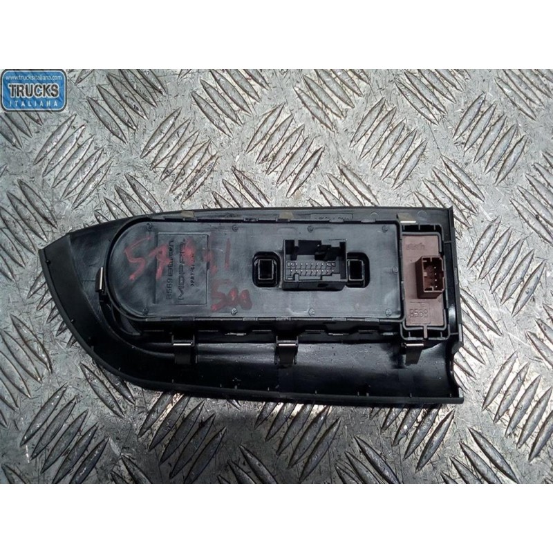 FIAT INTERRUTTORI E PULSANTI ALZAVETRI FIAT F.500X (5F) 2014>2019 usato