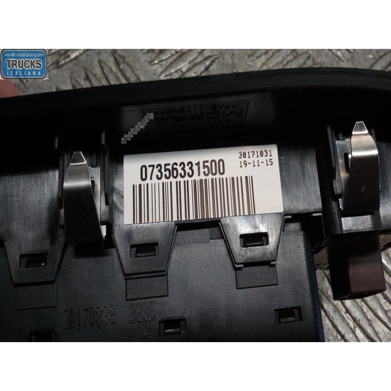 FIAT INTERRUTTORI E PULSANTI ALZAVETRI FIAT F.500X (5F) 2014>2019 usato