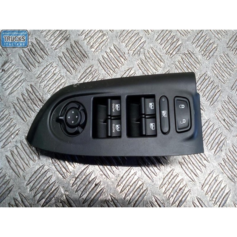 FIAT INTERRUTTORI E PULSANTI ALZAVETRI FIAT F.500X (5F) 2014>2019 usato