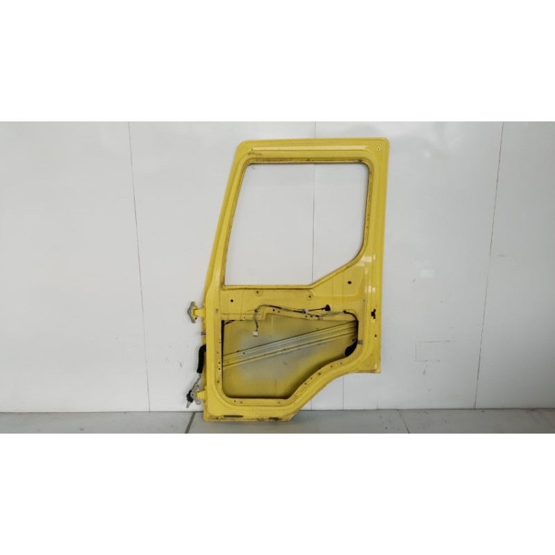 RENAULT truck RIGHT FRONT DOOR  RENAULT truck Midlum used