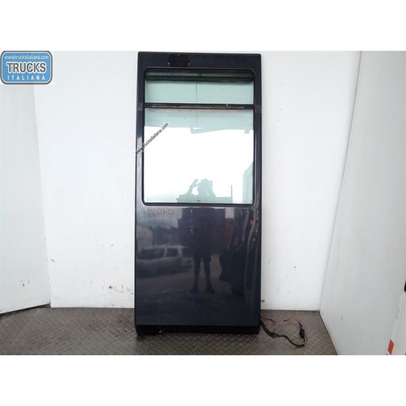 RENAULT truck RIGHT FRONT DOOR  RENAULT truck Magnum 2001>2010 used