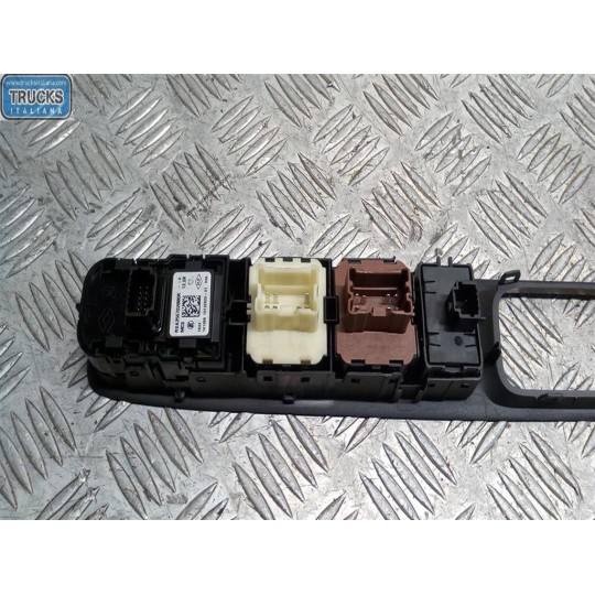 INTERRUTTORI E PULSANTI ALZAVETRI RENAULT Clio 2012>2016 usato