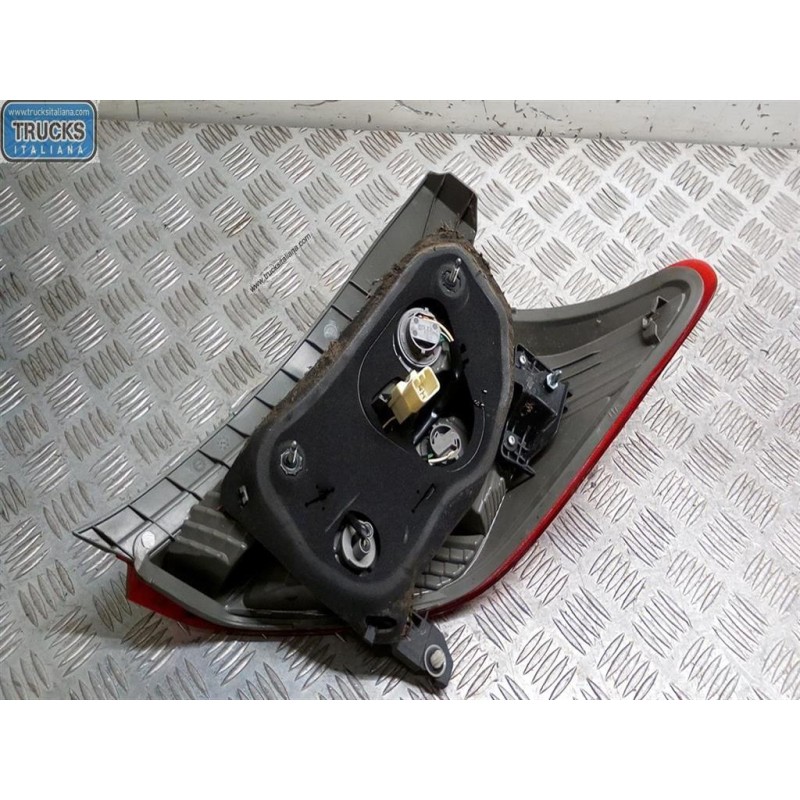 TOYOTA FARO POSTERIORE ESTERNO SINISTRO TOYOTA Yaris 2011>2014 usato