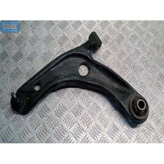 BRACCIO OSCILLANTE ANTERIORE INFERIORE SINISTRO TOYOTA Yaris 2011>2014 usato