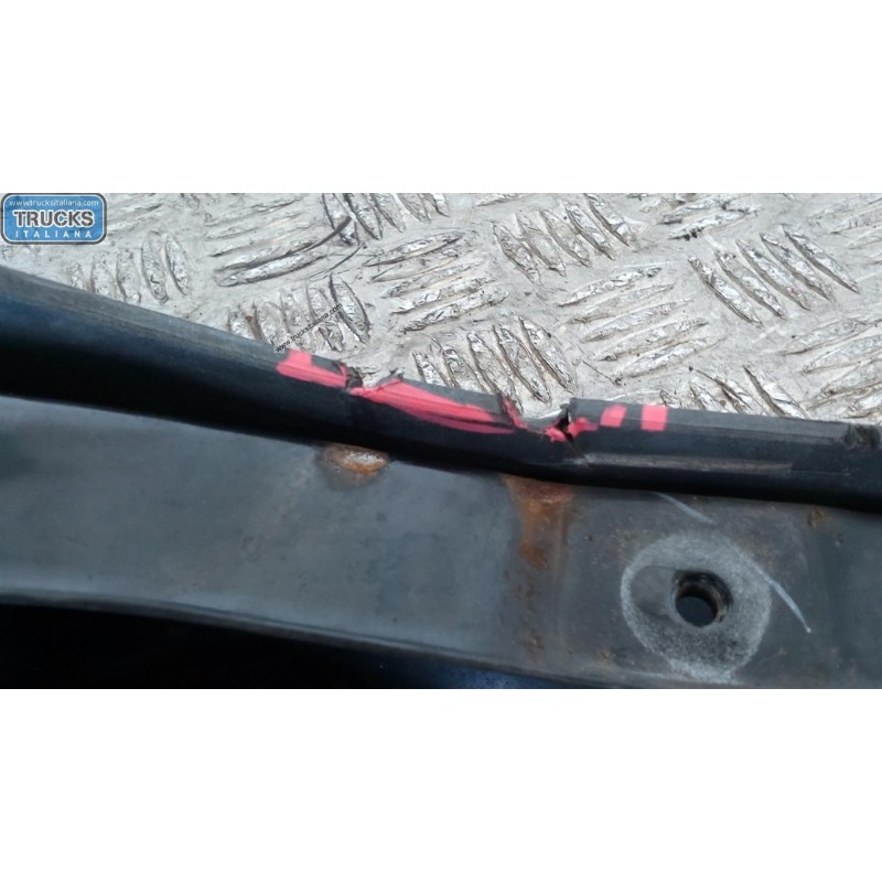 MITSUBISHI PARAURTI CENTRALE ANTERIORE MITSUBISHI L200 1998>2000 usato