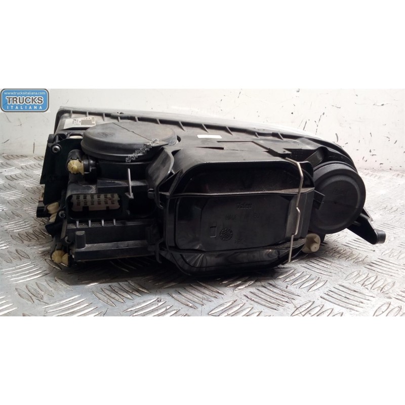 VOLKSWAGEN RIGHT HEADLIGHT XENO LAMP  VOLKSWAGEN Touareg 2002>2007 used