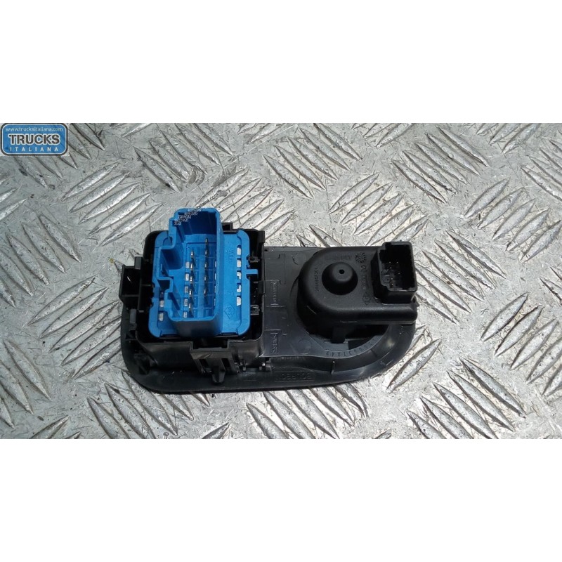 RENAULT van INTERRUTTORI E PULSANTI ALZAVETRI RENAULT van Master 2014>2019 usato