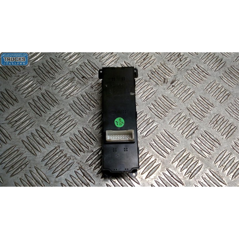 HYUNDAI INTERRUTTORI E PULSANTI ALZAVETRI HYUNDAI i10 2013>2016 usato