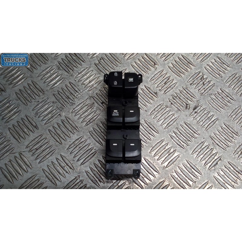 HYUNDAI INTERRUTTORI E PULSANTI ALZAVETRI HYUNDAI i10 2013>2016 usato