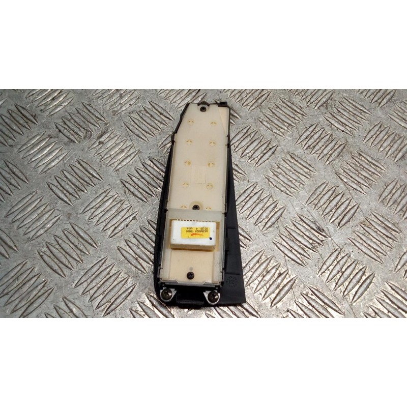 TOYOTA INTERRUTTORI E PULSANTI ALZAVETRI TOYOTA Avensis 2003>2006 usato