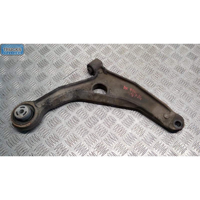 FIAT BRACCIO OSCILLANTE ANTERIORE INFERIORE DESTRO FIAT Freemont 2011> usato
