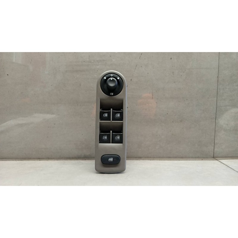 RENAULT INTERRUTTORI E PULSANTI ALZAVETRI RENAULT Captur 2013>2017 usato