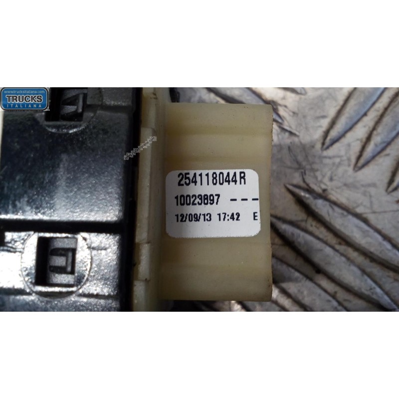 RENAULT INTERRUTTORI E PULSANTI ALZAVETRI RENAULT Clio 2012>2016 usato