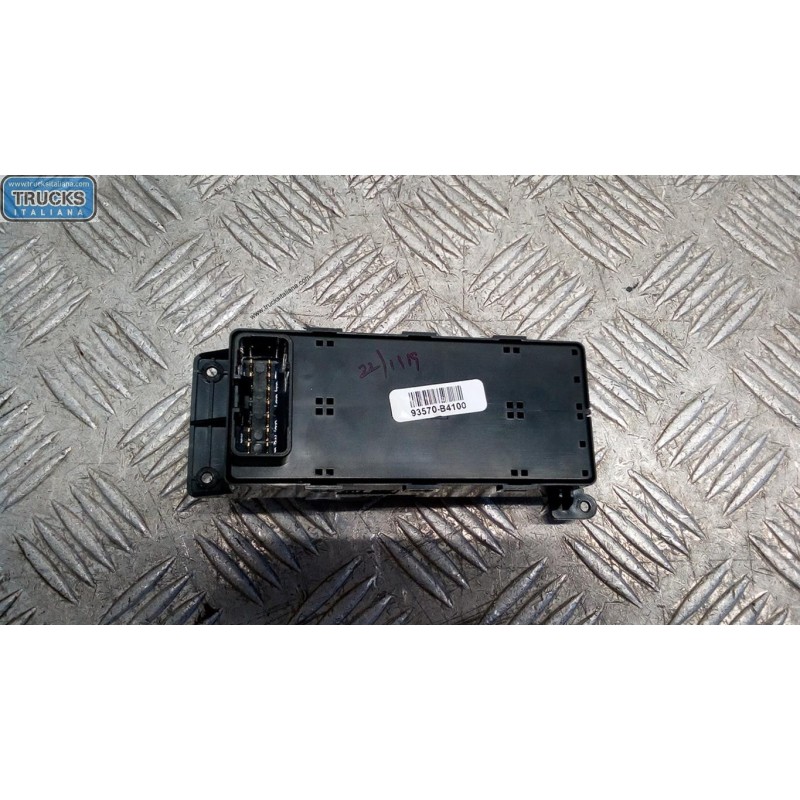 HYUNDAI INTERRUTTORI E PULSANTI ALZAVETRI HYUNDAI i10 2017>2019 usato