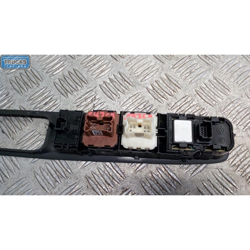RENAULT INTERRUTTORI E PULSANTI ALZAVETRI RENAULT Captur 2013>2017 usato