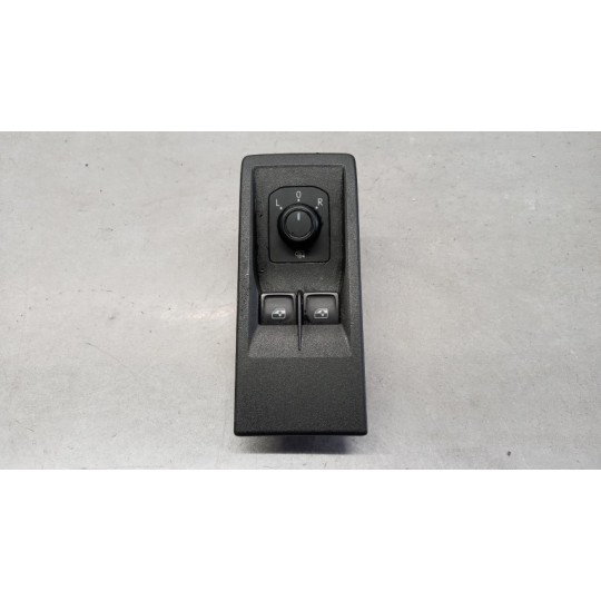 INTERRUTTORI E PULSANTI ALZAVETRI MAN TGE usato