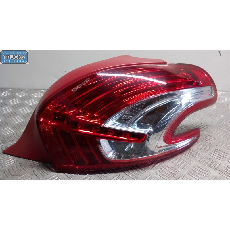 PEUGEOT FARO POSTERIORE ESTERNO DESTRO PEUGEOT 208 2012>2015 usato