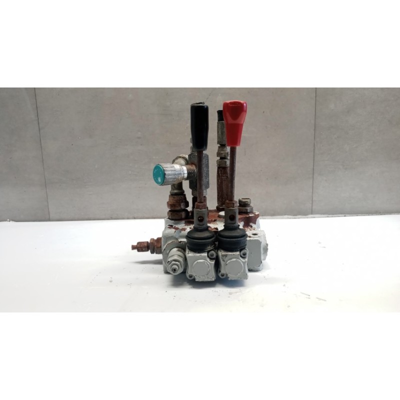 . DISTRIBUTORE IDRAULICO . . usato
