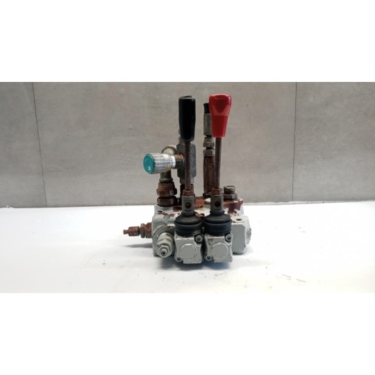 DISTRIBUTORE IDRAULICO . . used