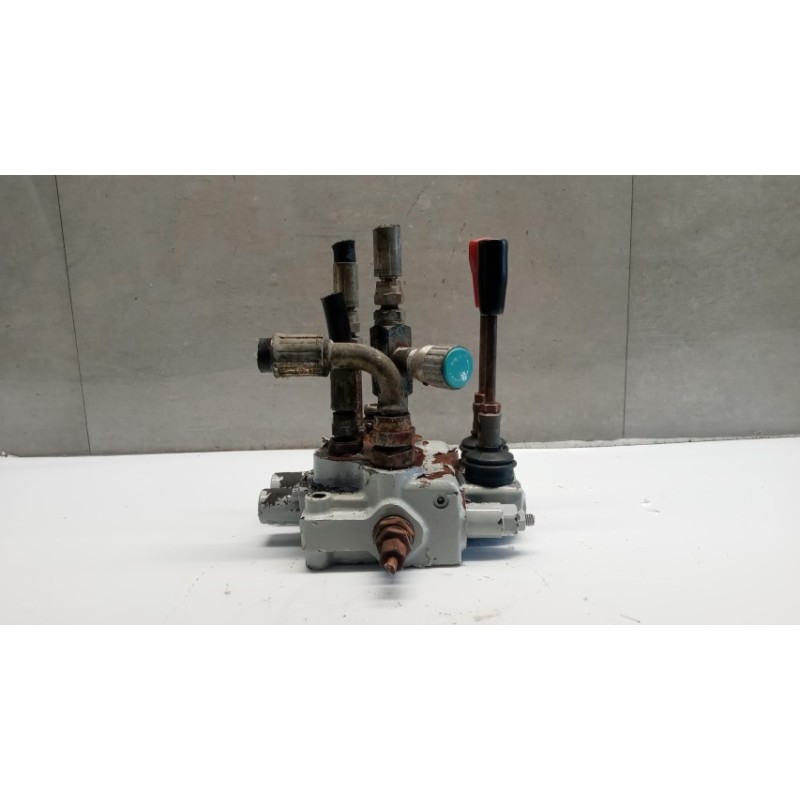 . DISTRIBUTORE IDRAULICO . . used
