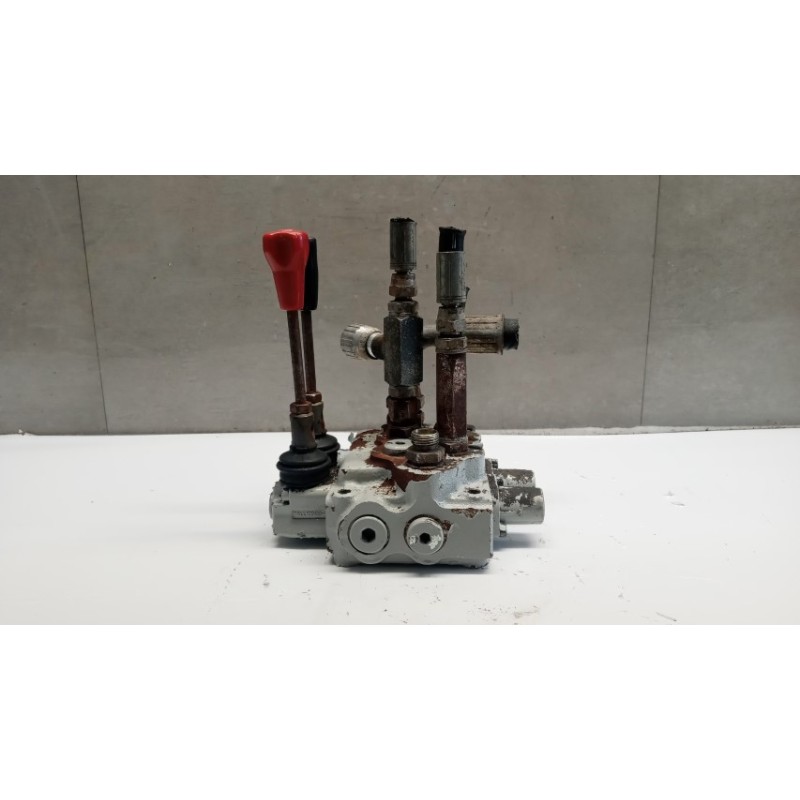 . DISTRIBUTORE IDRAULICO . . usato