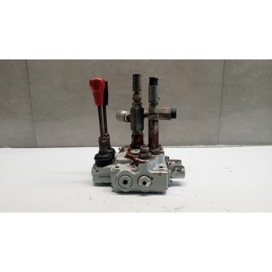 DISTRIBUTORE IDRAULICO . . usato