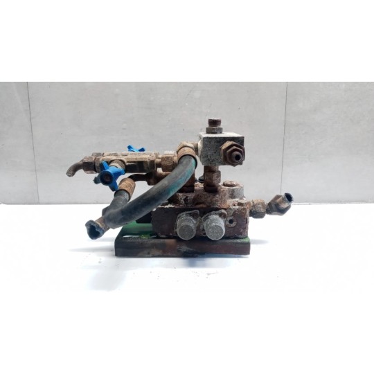 DISTRIBUTORE IDRAULICO . . usato