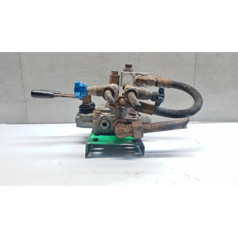 . DISTRIBUTORE IDRAULICO . . usato