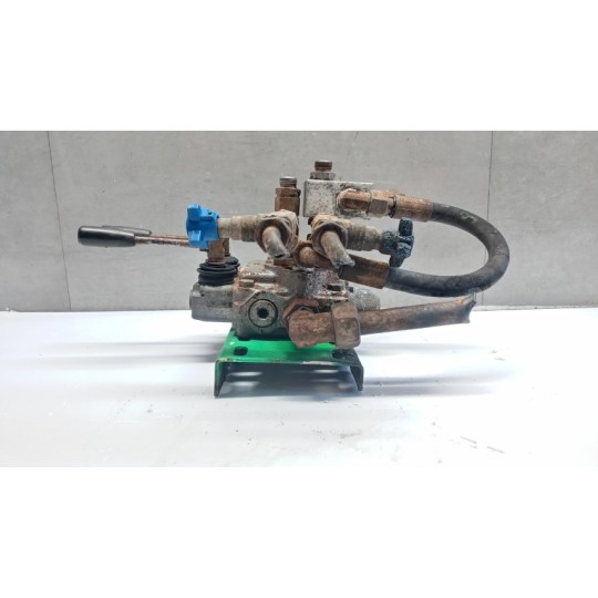 DISTRIBUTORE IDRAULICO . . usato