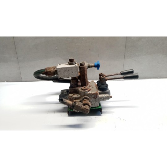 DISTRIBUTORE IDRAULICO . . usato