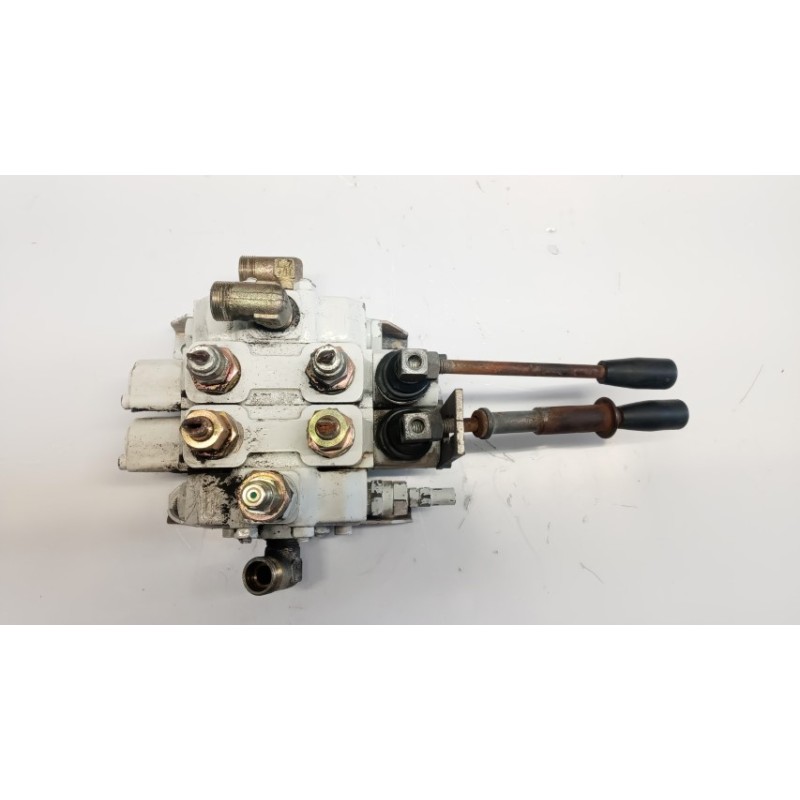 . DISTRIBUTORE IDRAULICO . . usato